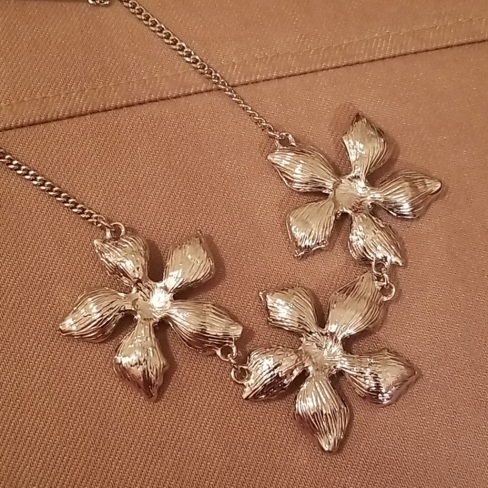 Flower Earrings & Necklace Set - Picture 5 of 6
